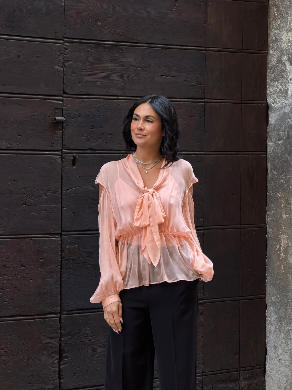 Blusa scollo a V con foulard rosè