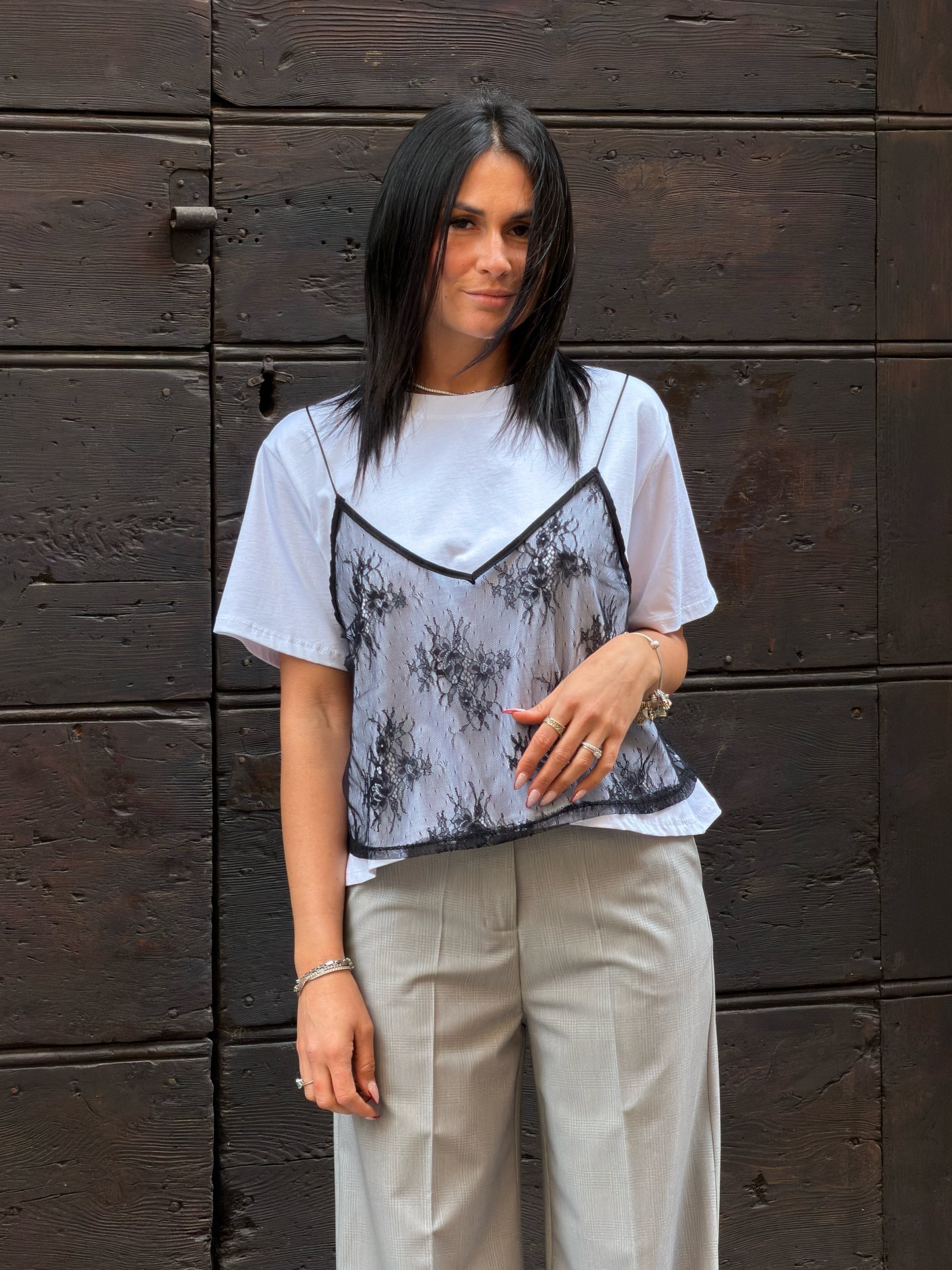 T-shirt con canotta in pizzo bianco
