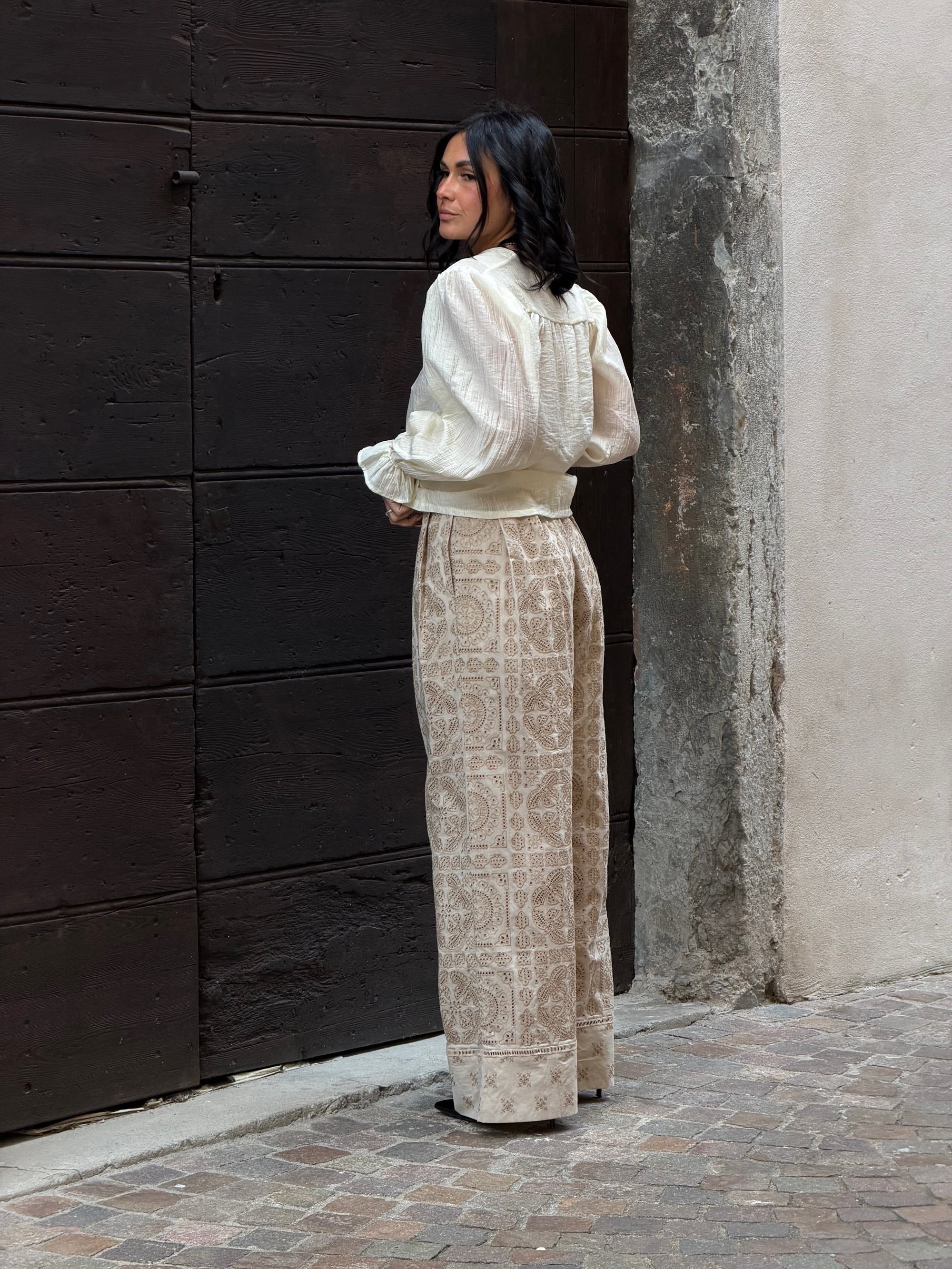 Pantalone lungo con pieghe a patch di sangallo