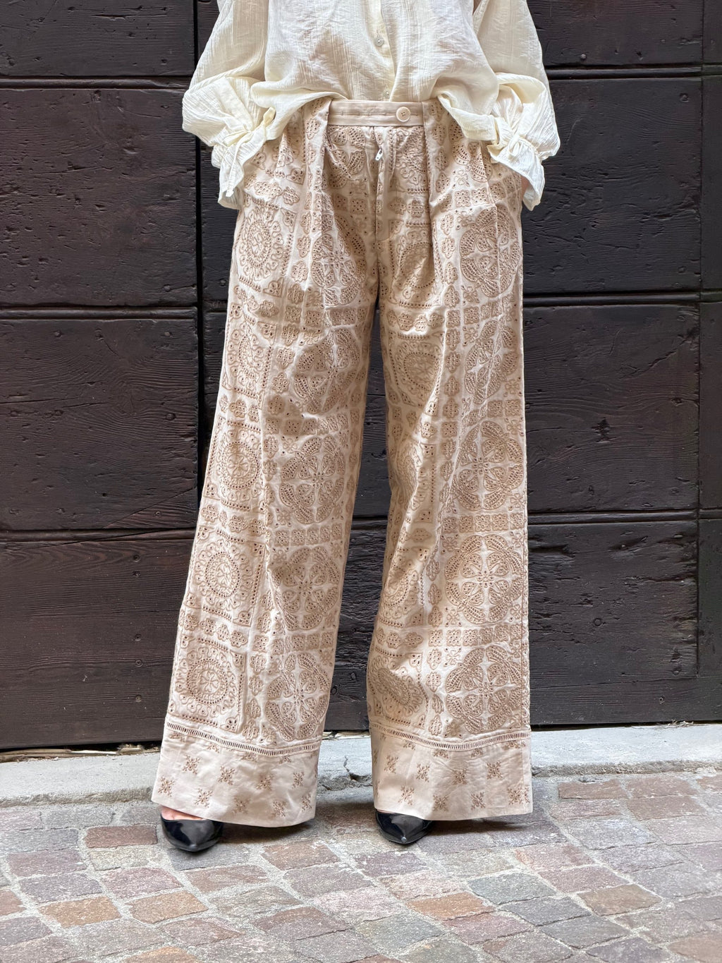 Pantalone lungo con pieghe a patch di sangallo