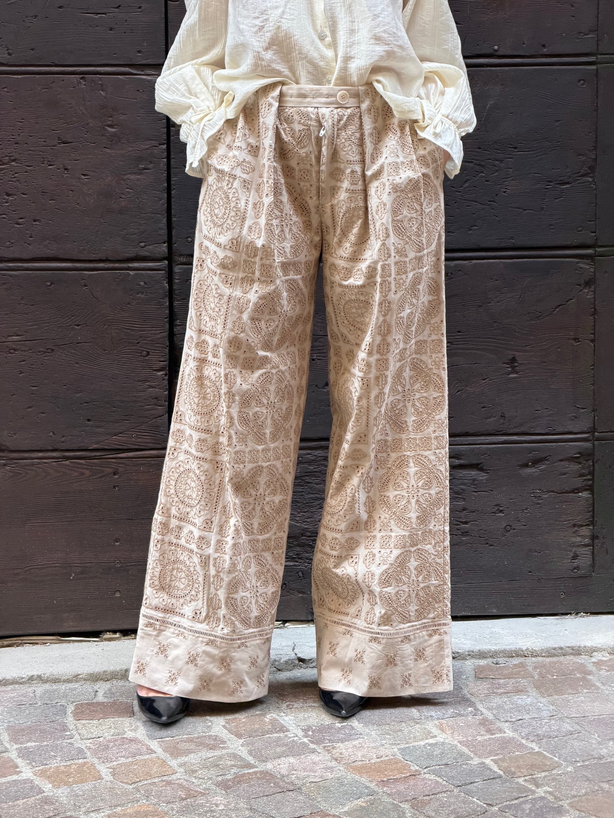 Pantalone lungo con pieghe a patch di sangallo