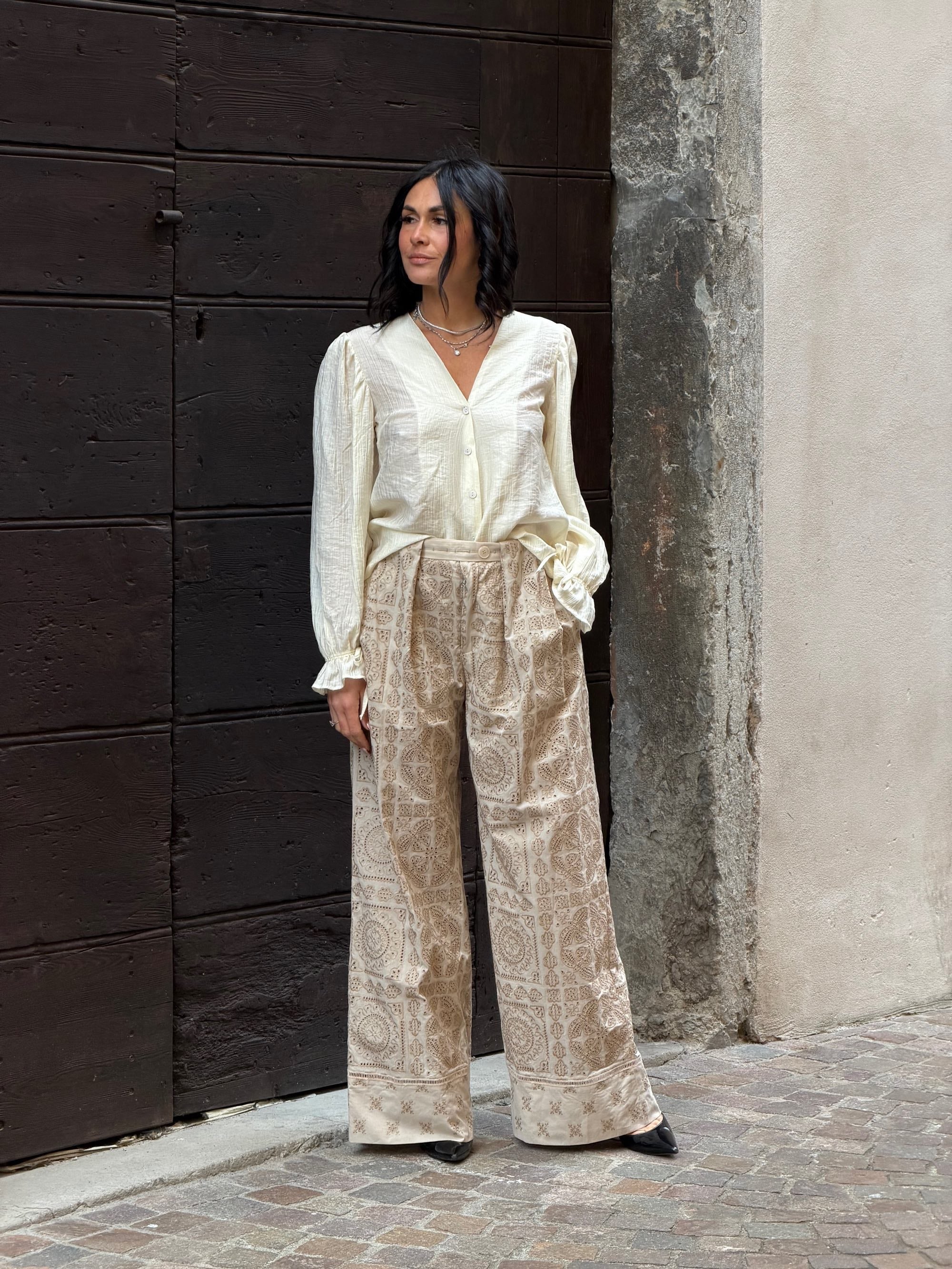 Pantalone lungo con pieghe a patch di sangallo