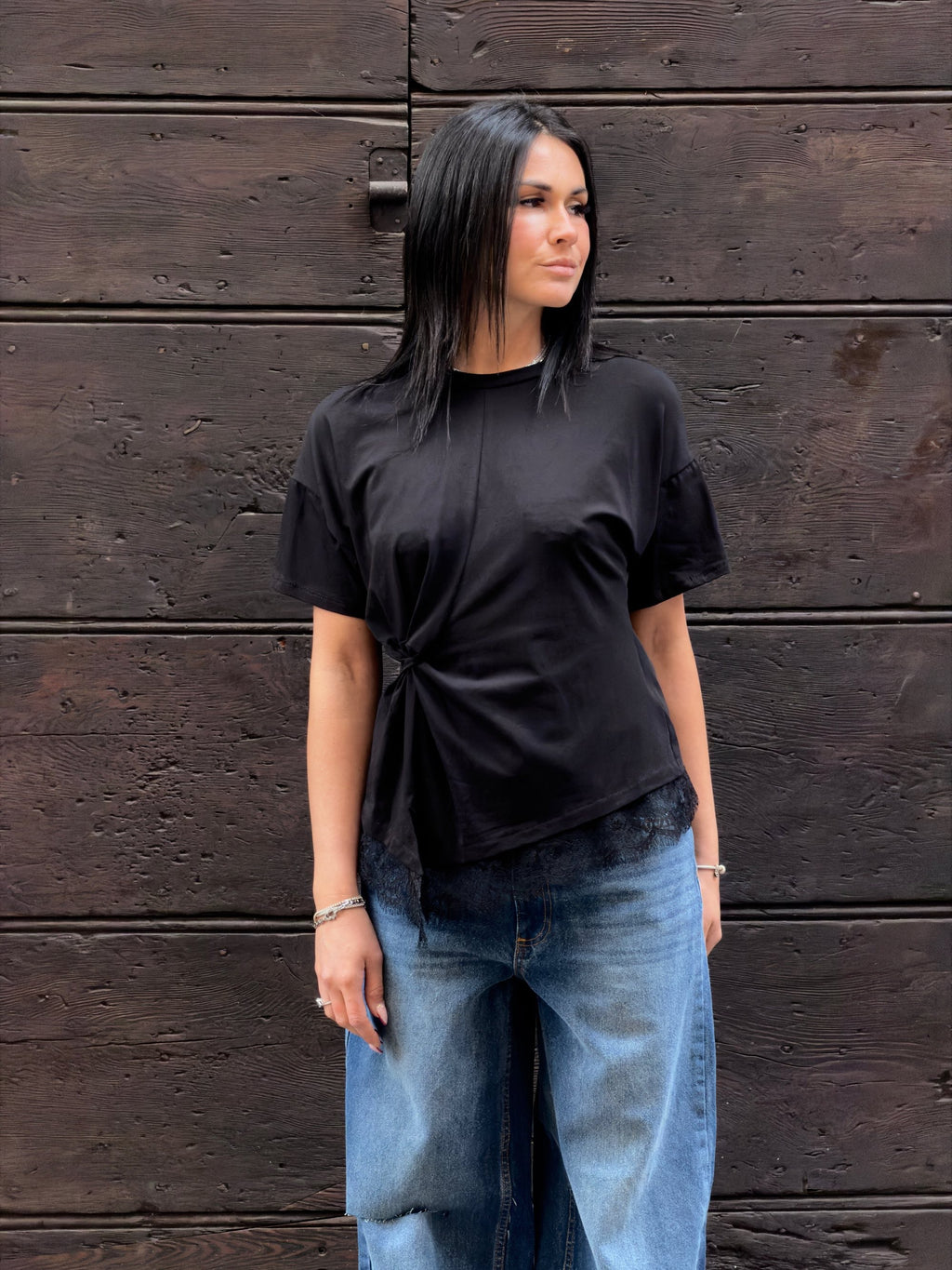 T-shirt nera con pizzo