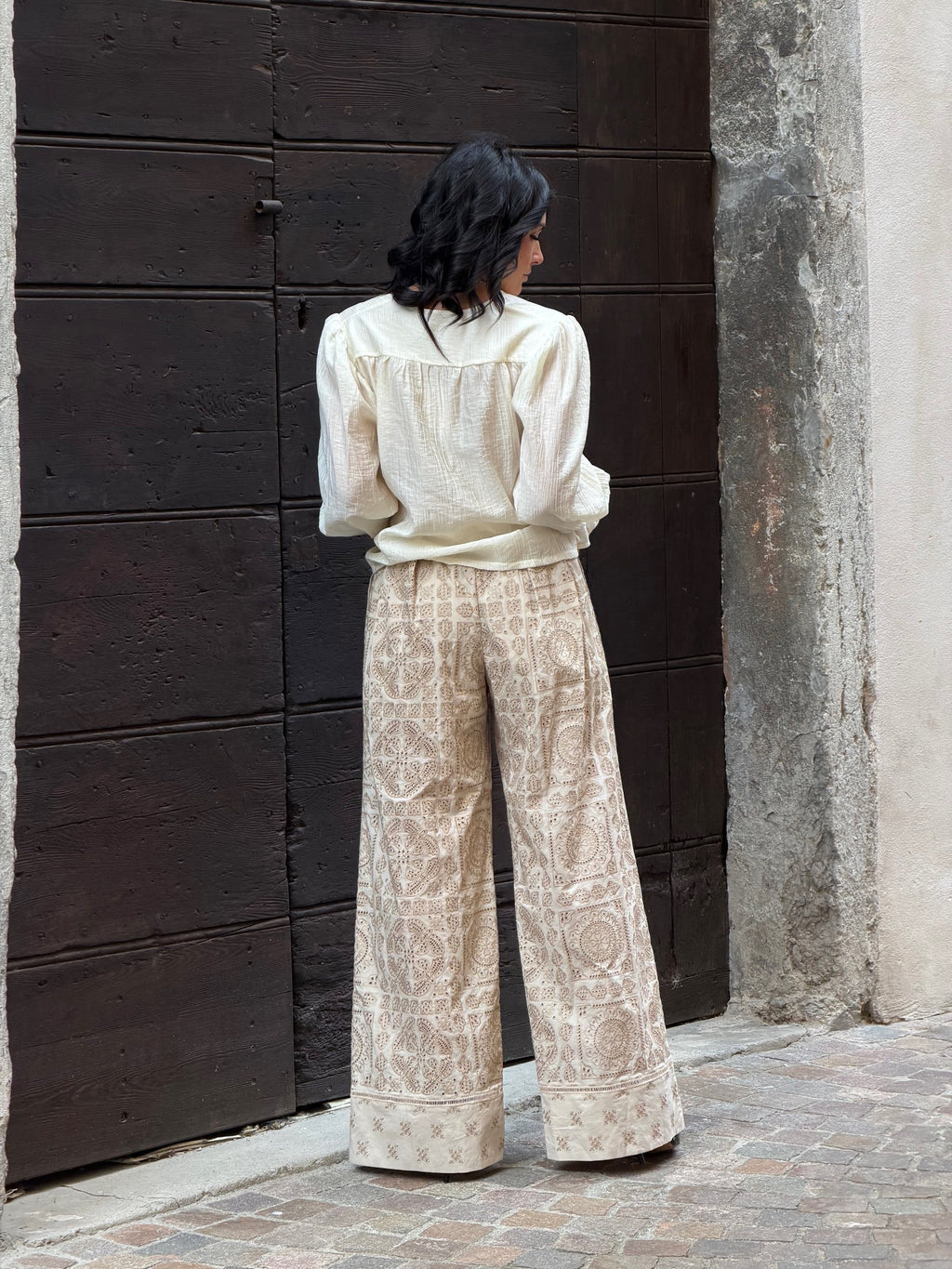 Pantalone lungo con pieghe a patch di sangallo