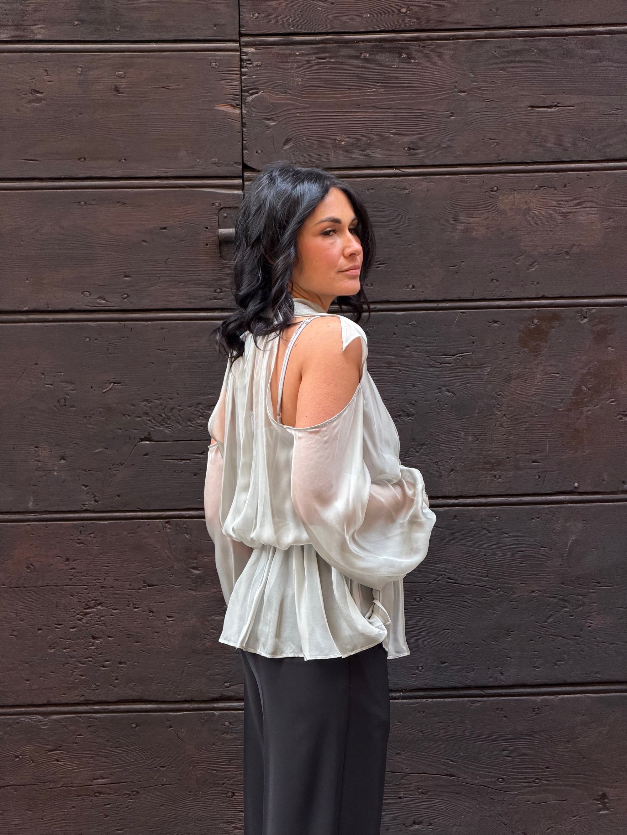 Blusa scollo a V con foulard grigio chiaro