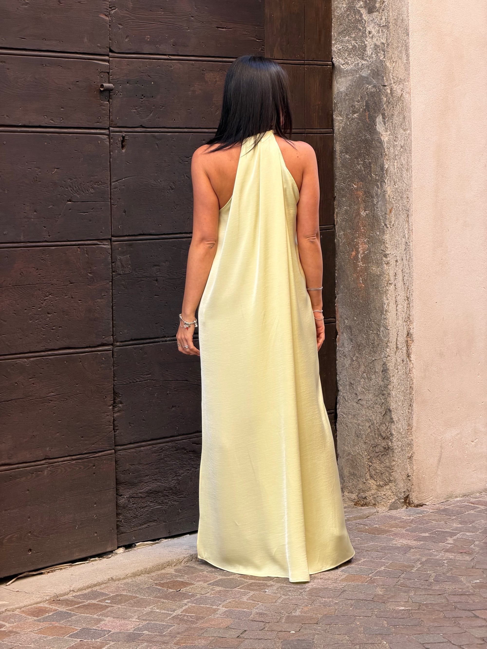 Abito lungo in raso con collana in perle limonade