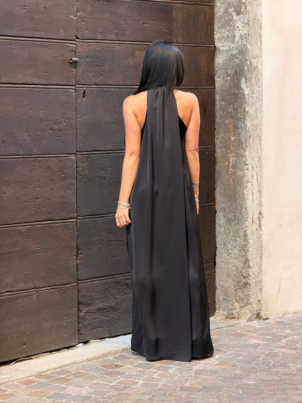 Abito lungo in raso con collana in pelle nero