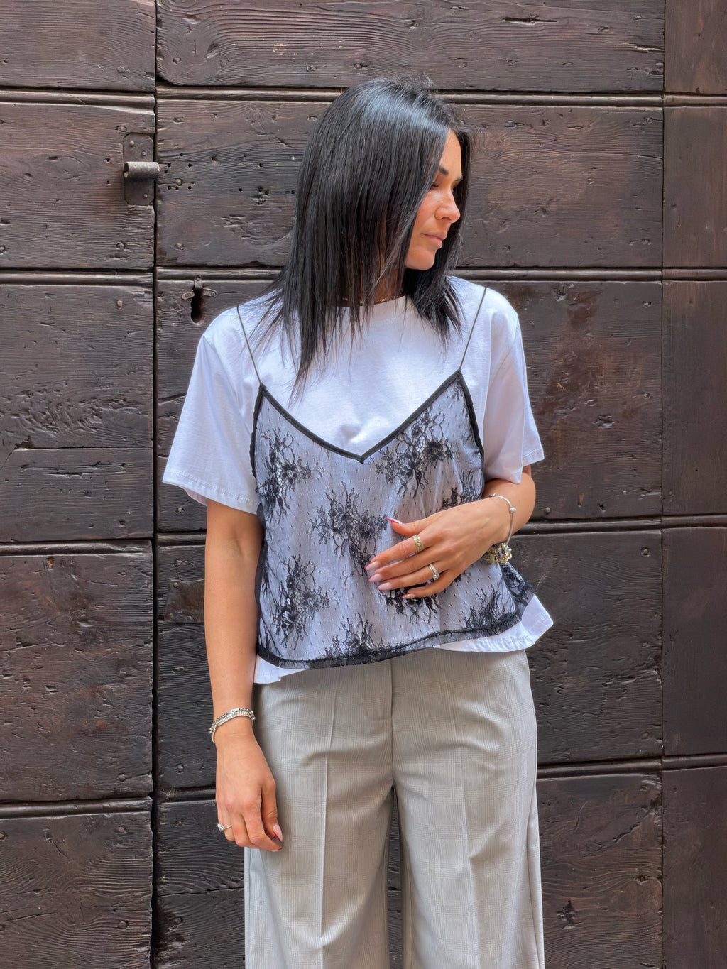 T-shirt con canotta in pizzo bianco