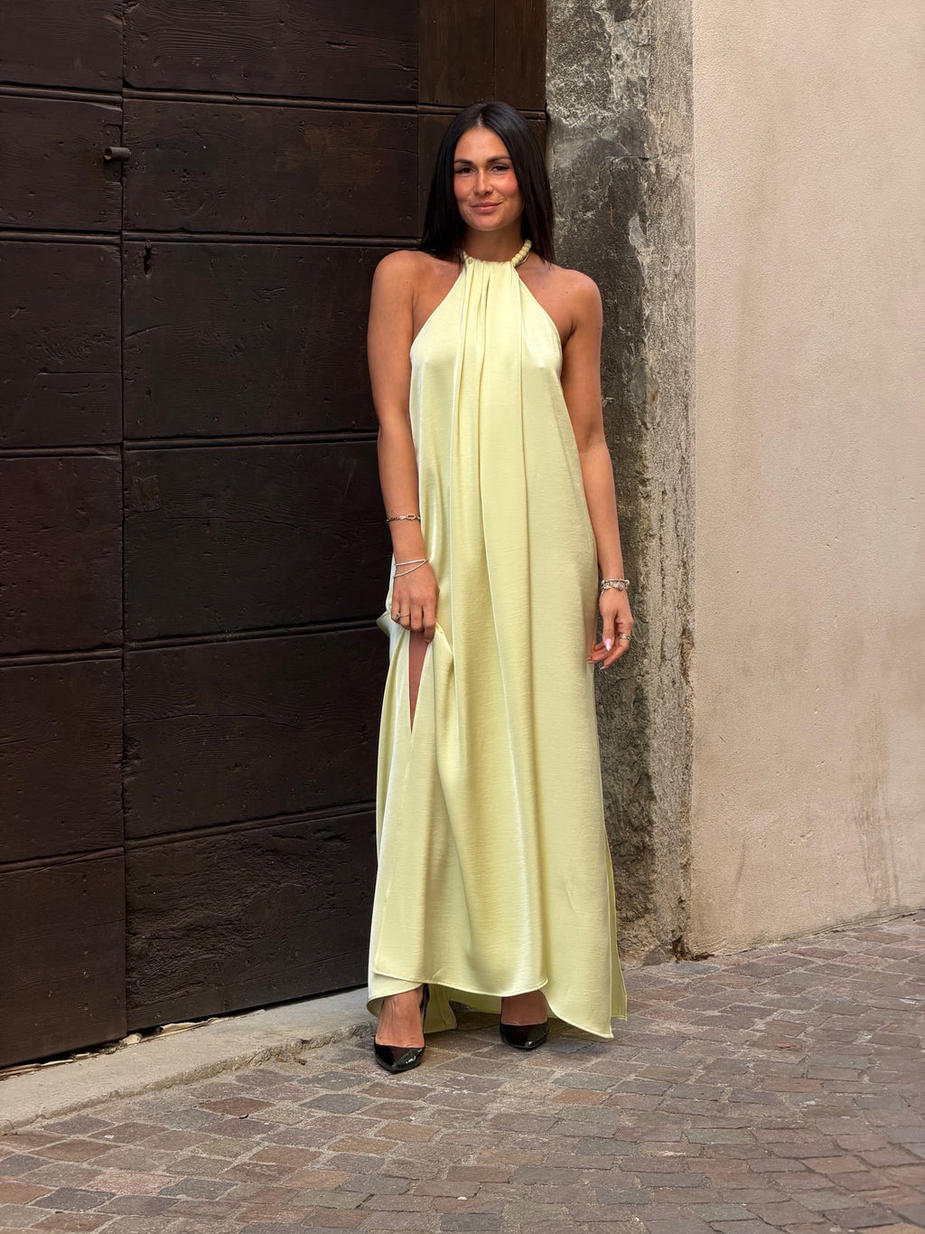 Abito lungo in raso con collana in perle limonade
