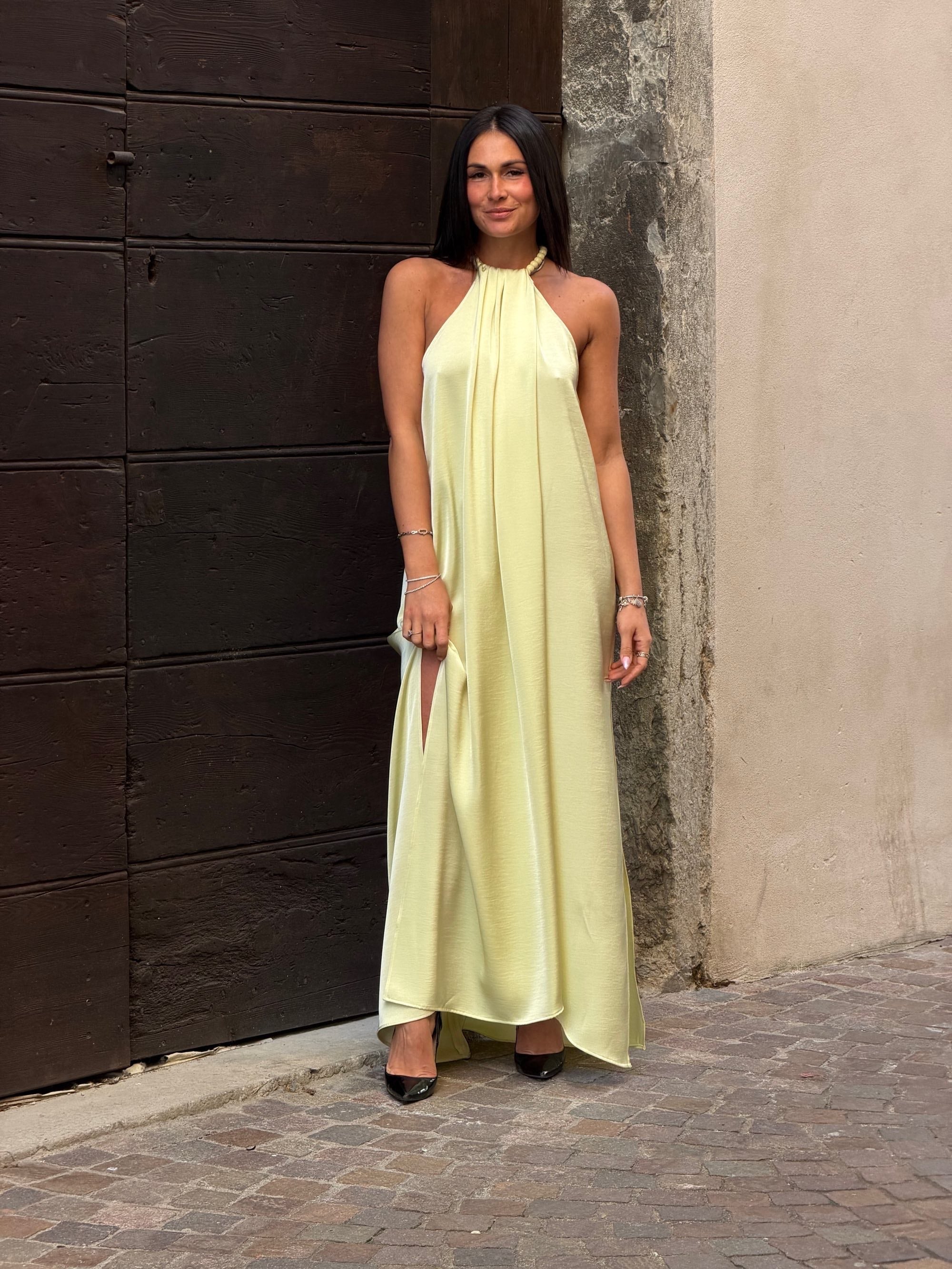 Abito lungo in raso con collana in perle limonade