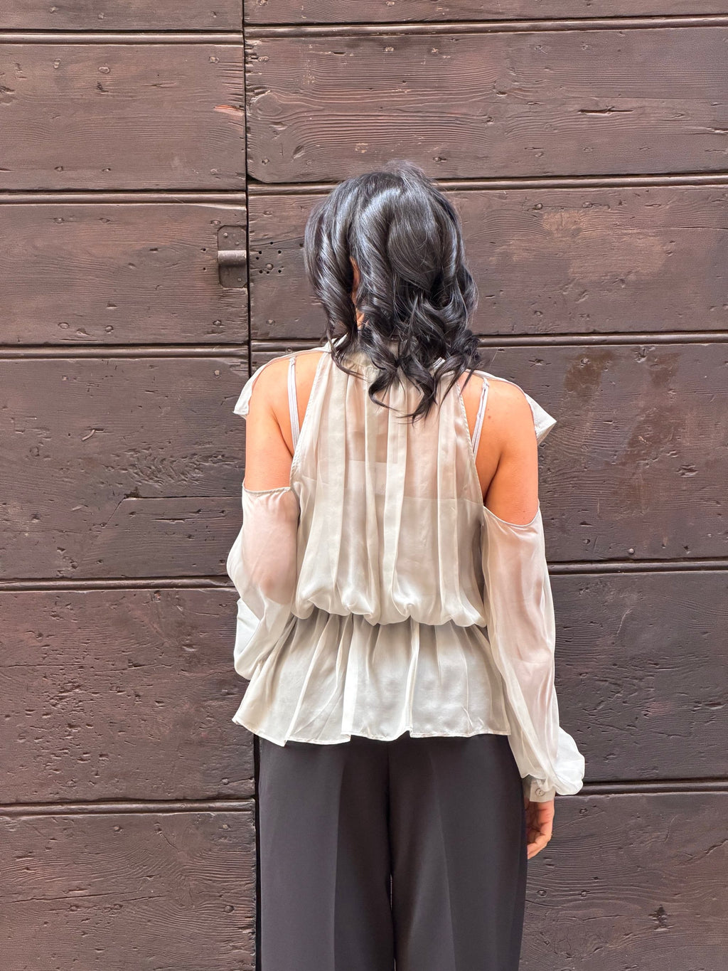 Blusa scollo a V con foulard grigio chiaro