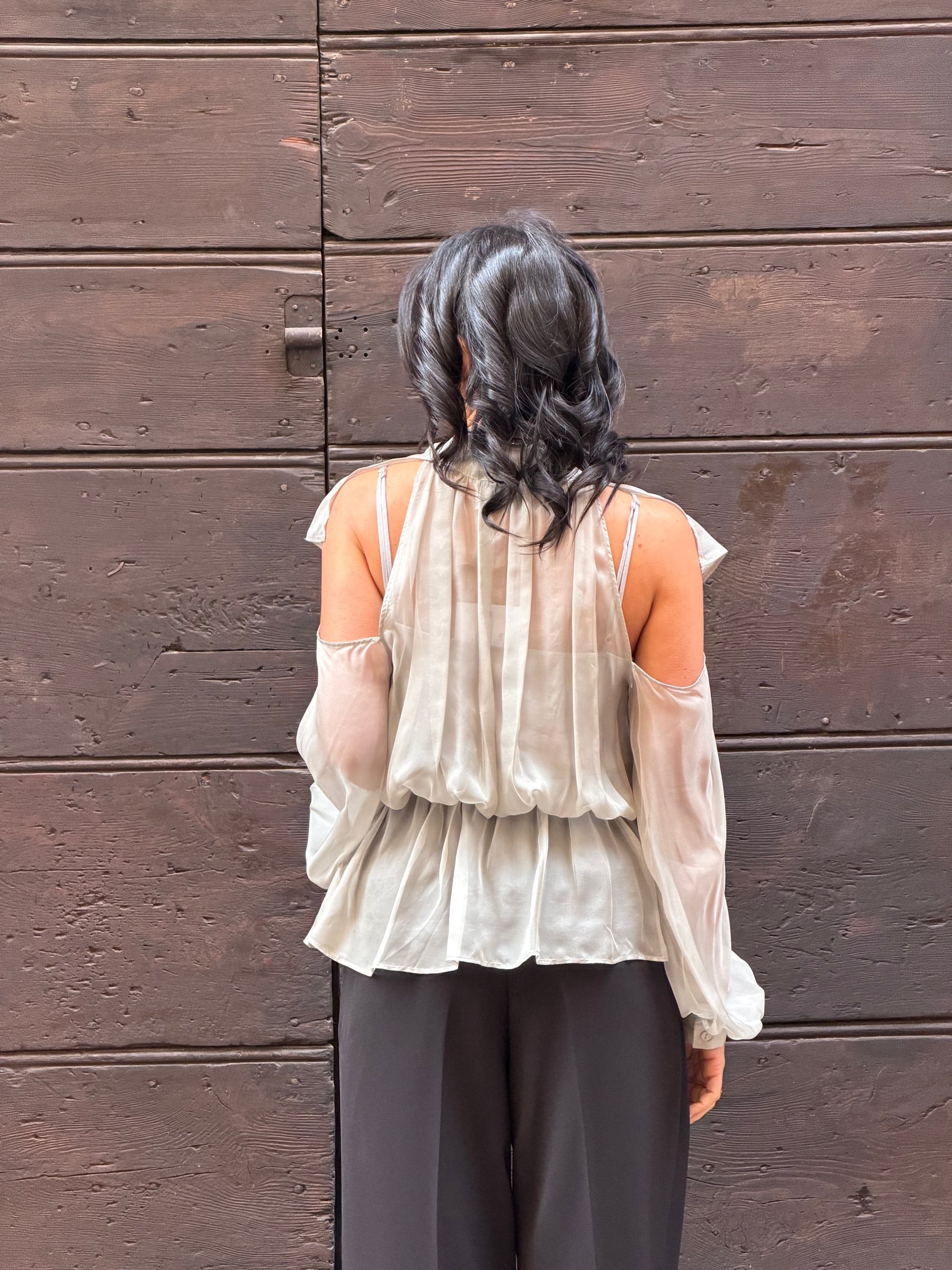 Blusa scollo a V con foulard grigio chiaro