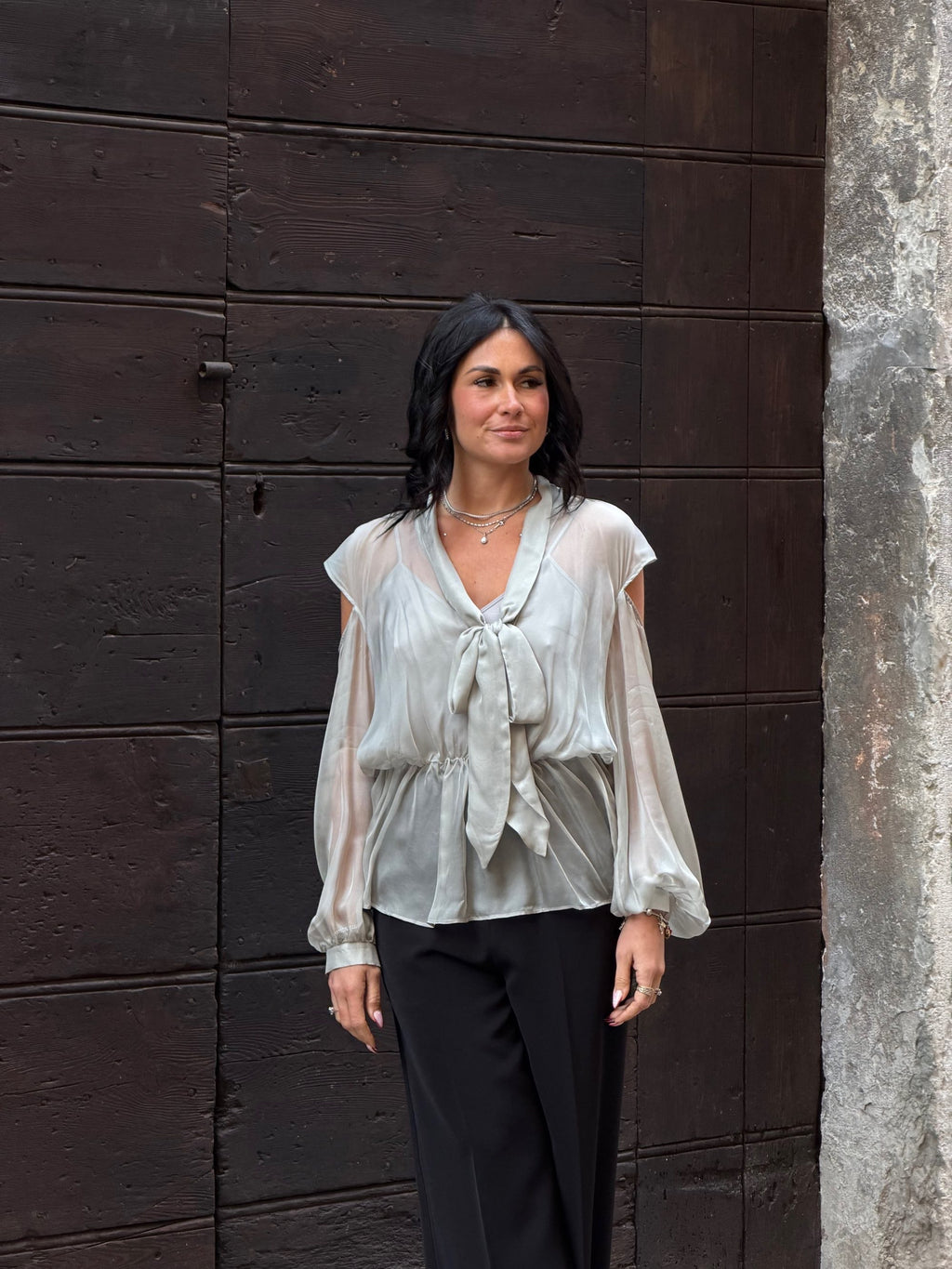 Blusa scollo a V con foulard grigio chiaro