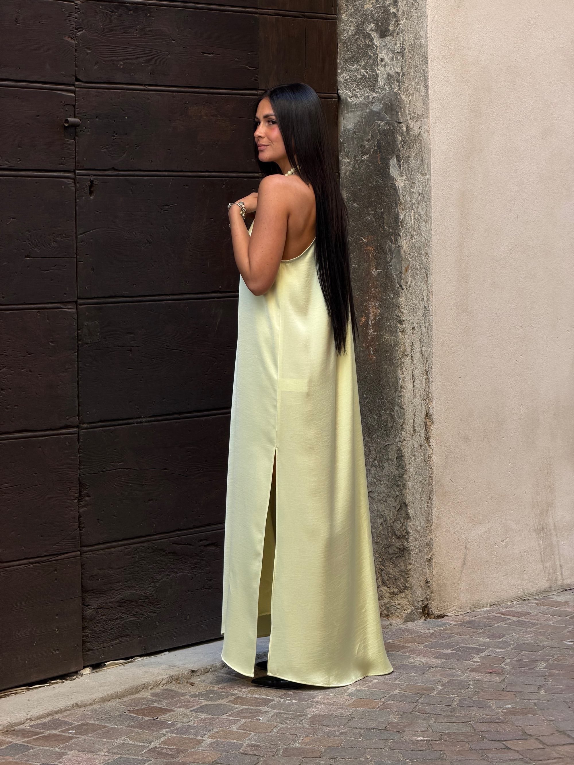 Abito lungo in raso con collana in perle limonade