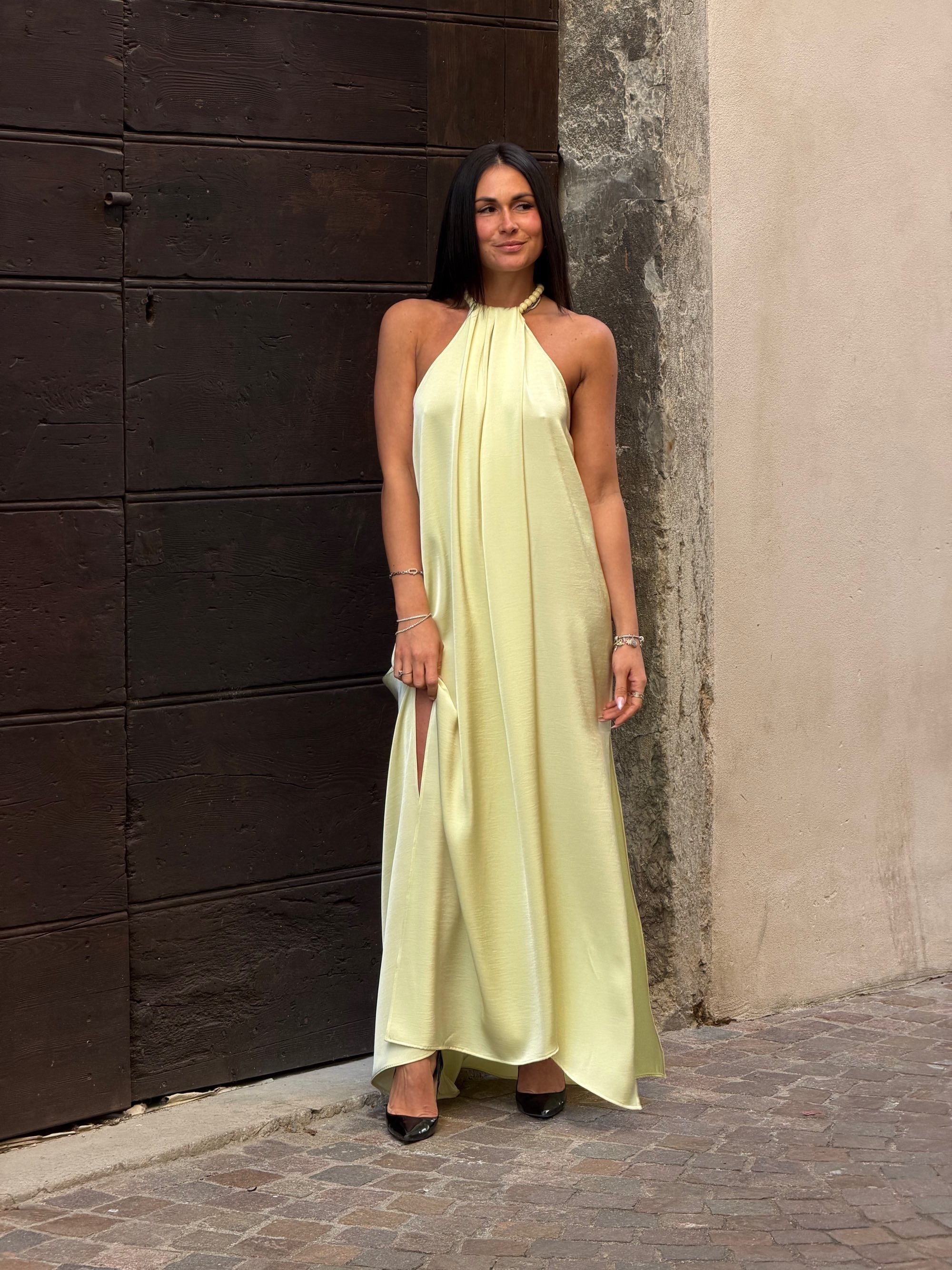 Abito lungo in raso con collana in perle limonade