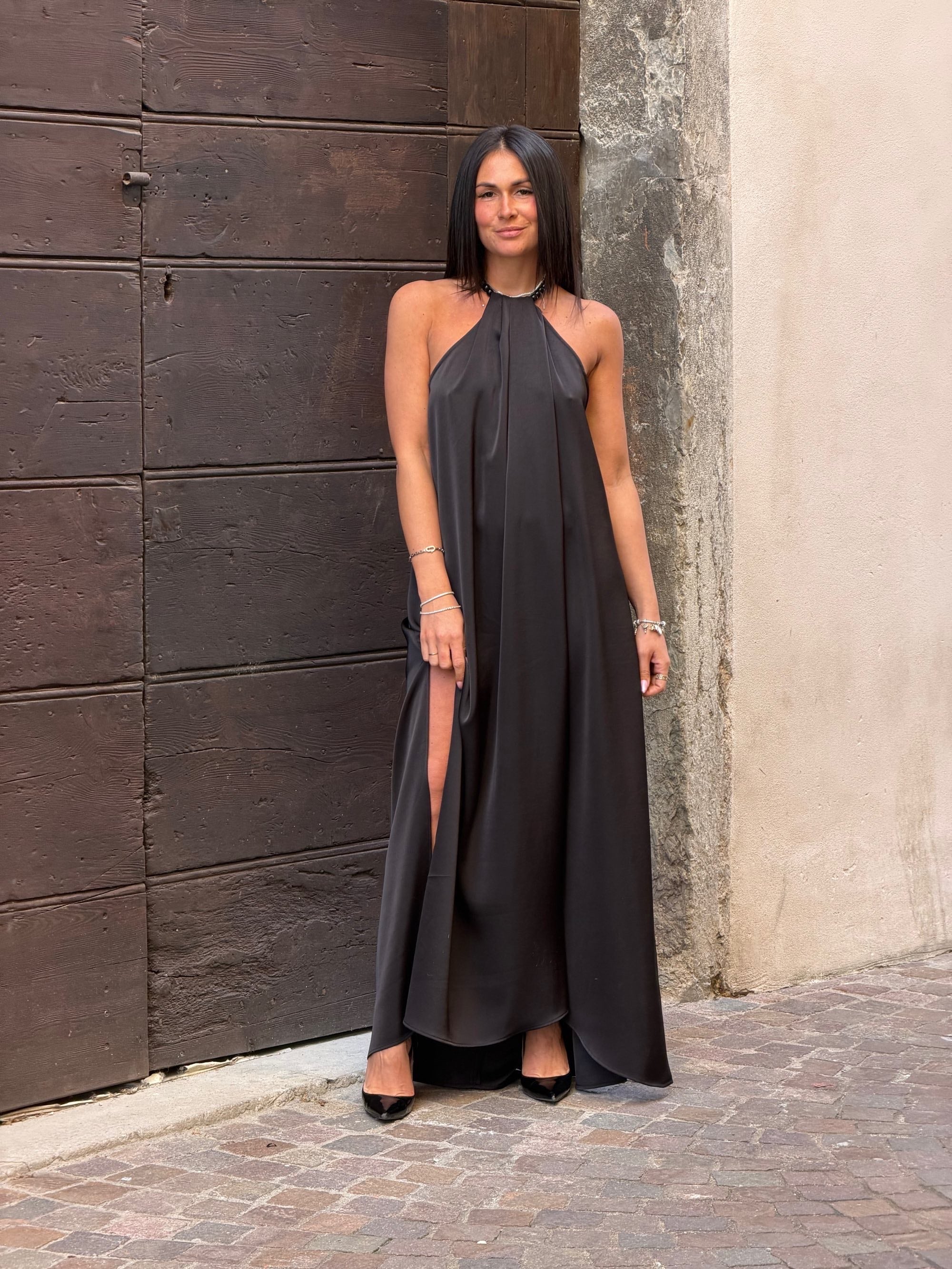 Abito lungo in raso con collana in pelle nero