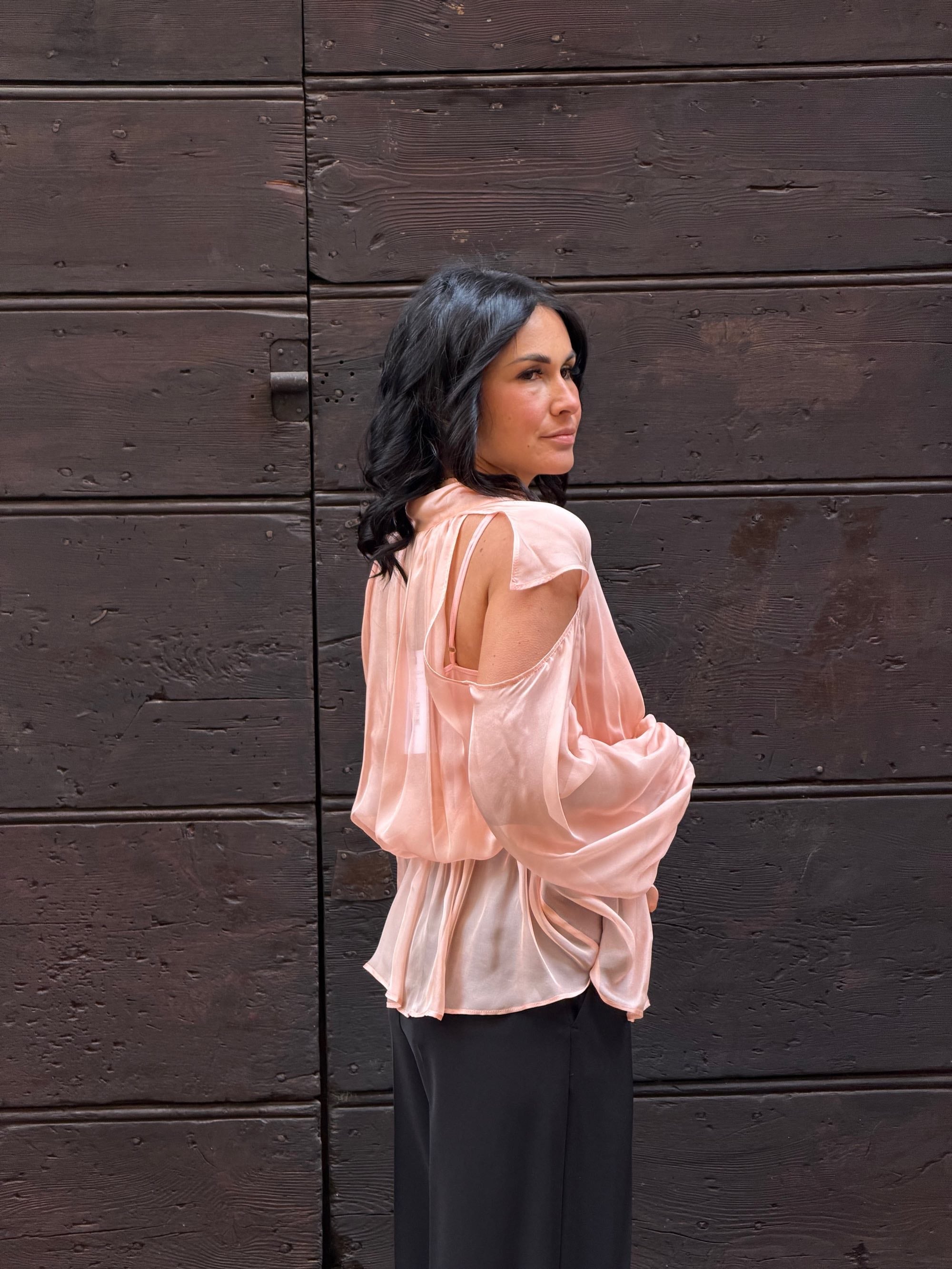 Blusa scollo a V con foulard rosè