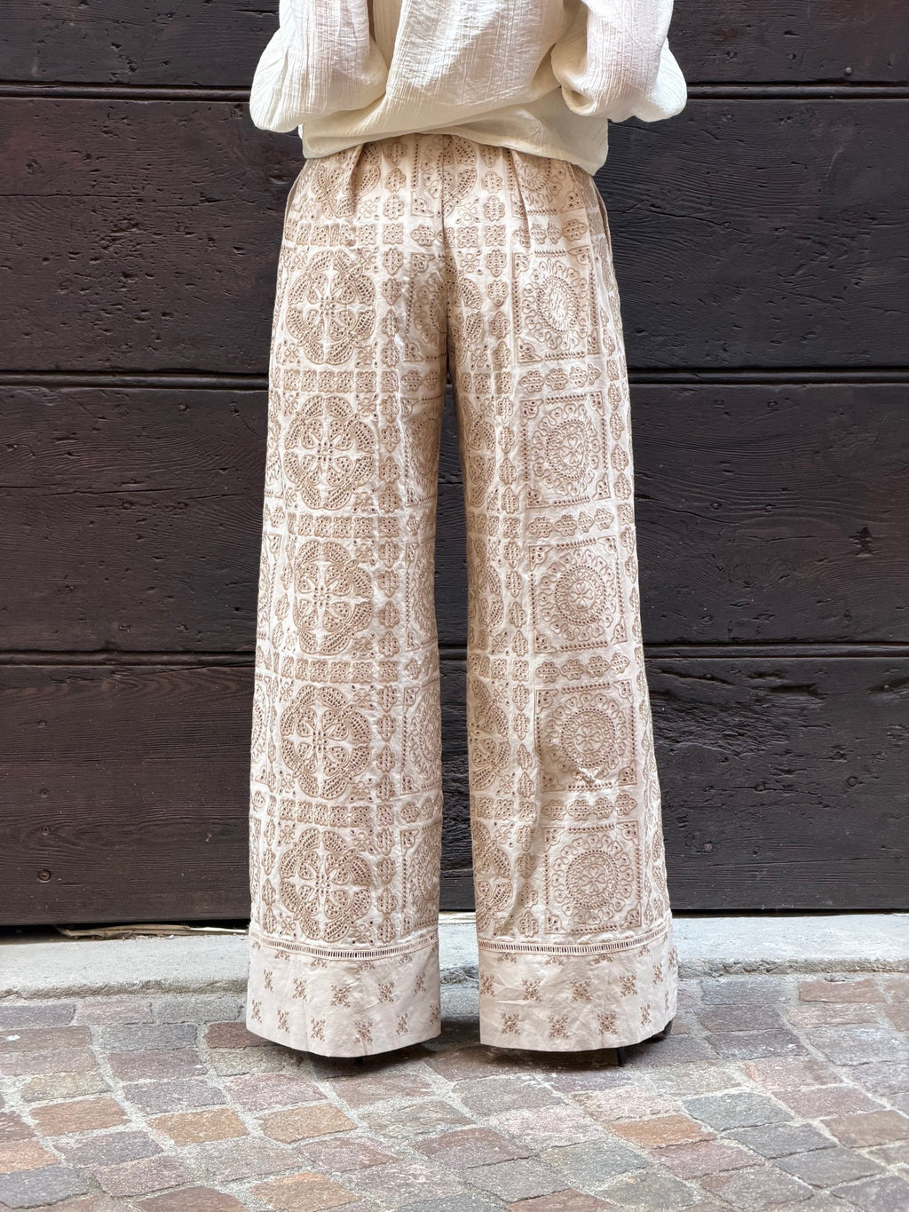 Pantalone lungo con pieghe a patch di sangallo