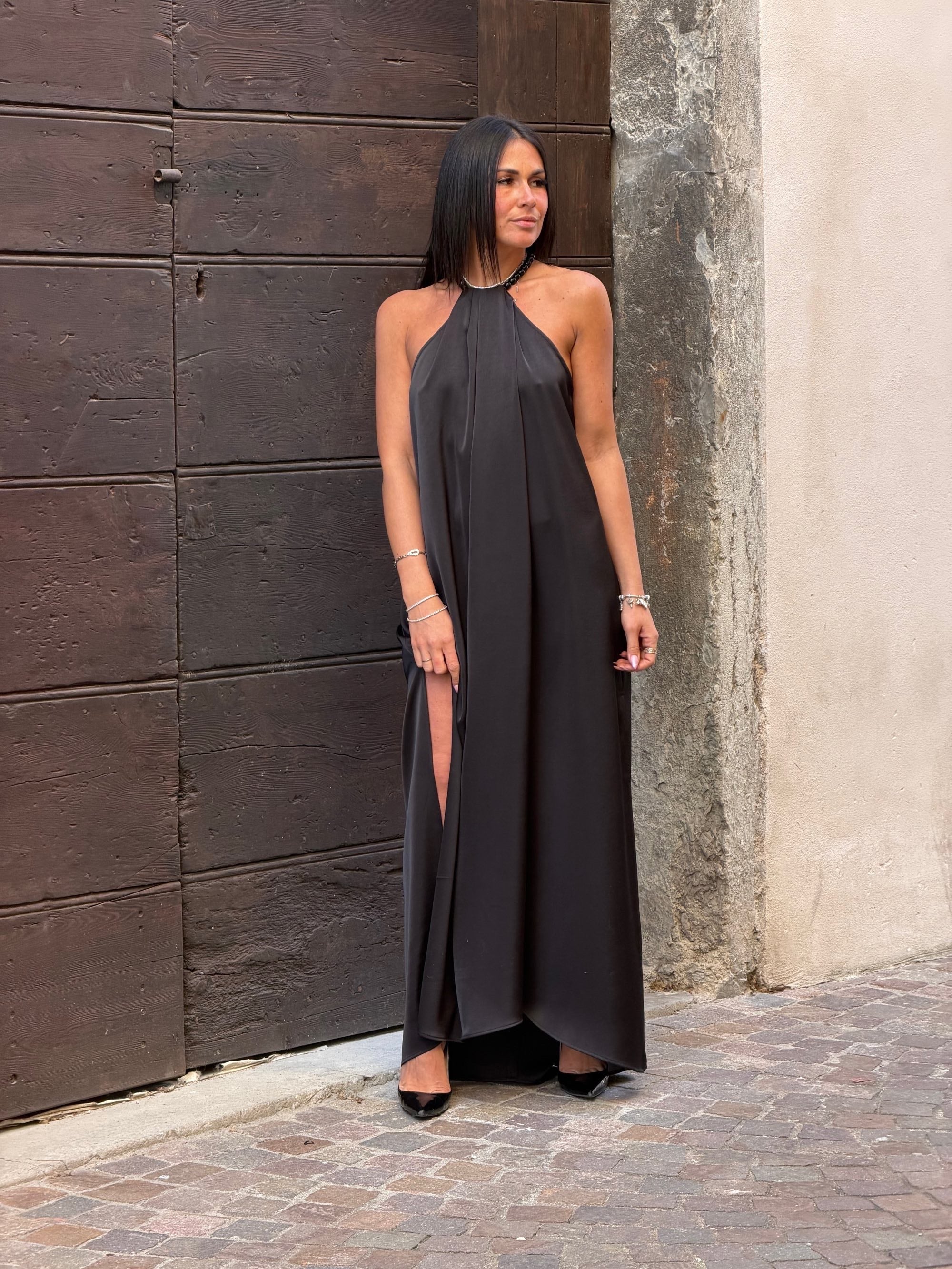 Abito lungo in raso con collana in pelle nero