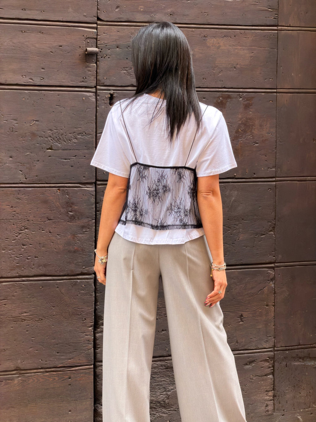 T-shirt con canotta in pizzo bianco