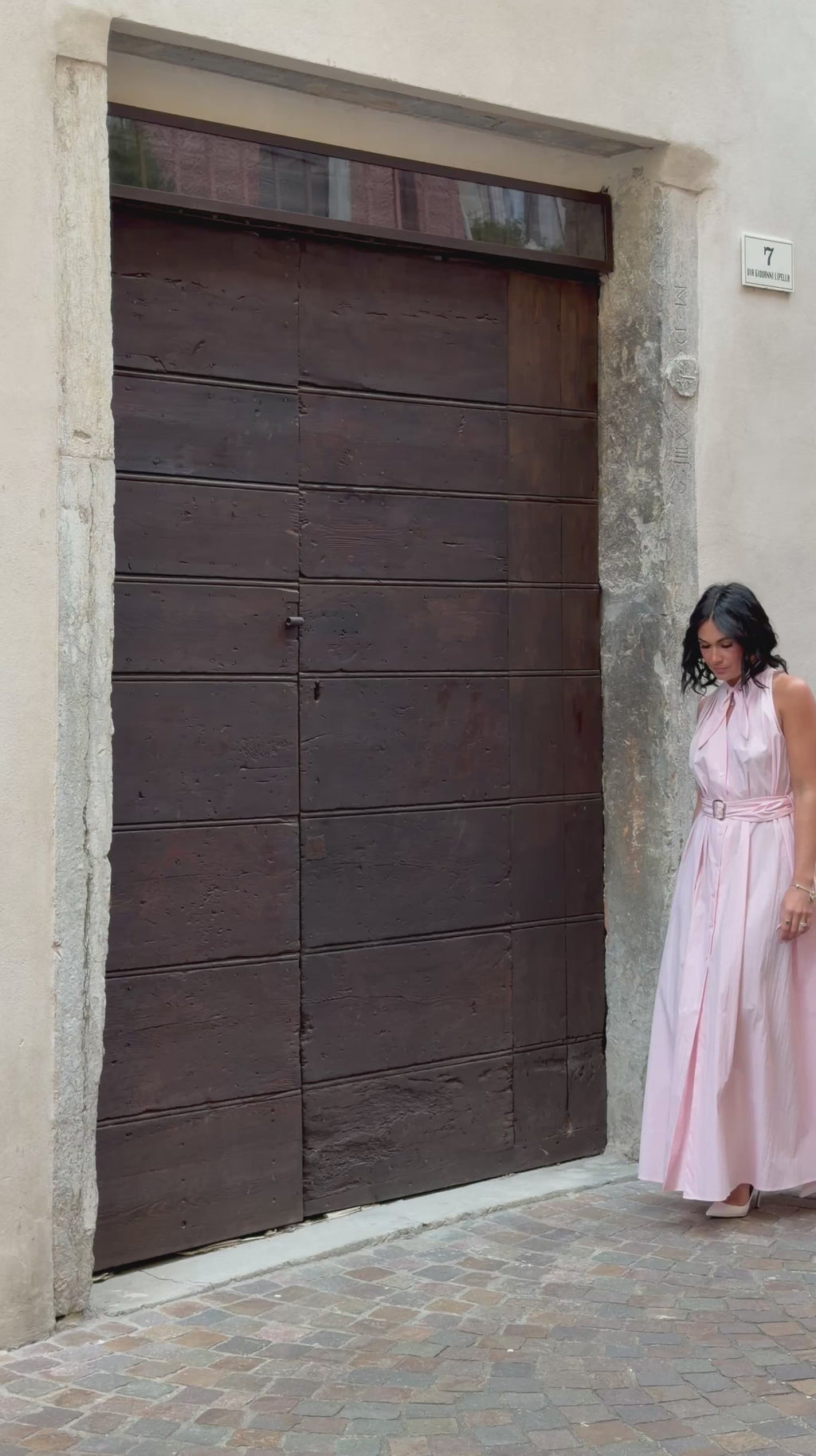 Abito lungo smanicato con nodo al collo rosé